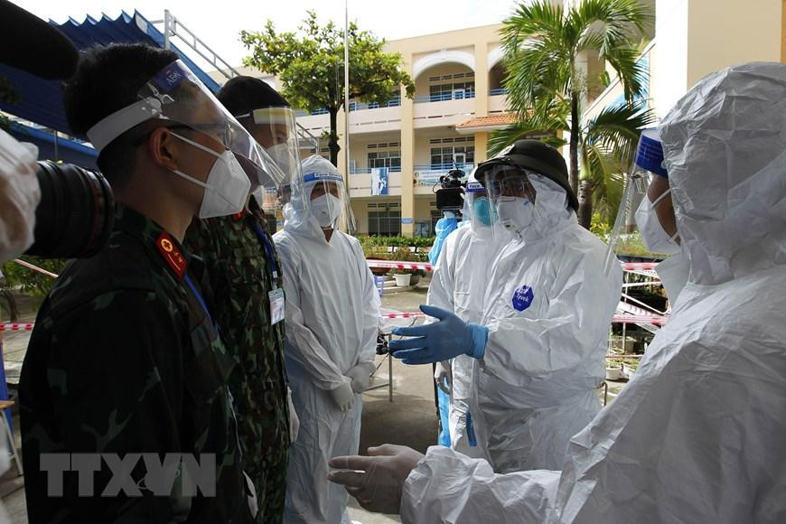 Thủ tướng Phạm Minh Chính thăm hỏi, động viên các cán bộ, chiến sỹ, y bác sỹ đang khám điều trị tại khu cách ly tập trung tạm thời ở Trường THCS Thạnh Mỹ Lợi, phường Cát Lái, thành phố Thủ Đức. (Ảnh: Thanh Vũ/TTXVN).