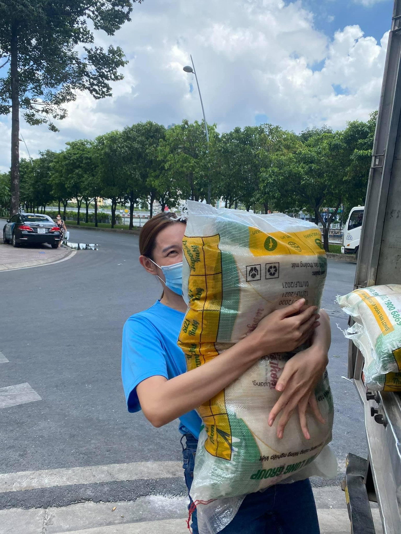 Người đẹp Nguyễn Thúc Thuỳ Tiên liên tục tham gia hoạt động thiện nguyện tại Sài Gòn những ngày qua.