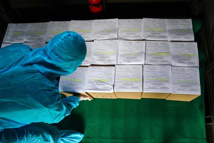 Cận cảnh hành trình đưa tro cốt người mất vì Covid-19 về nhà - Ảnh 4.