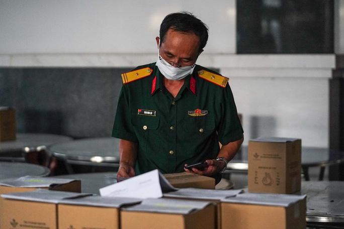 Cận cảnh hành trình đưa tro cốt người mất vì Covid-19 về nhà - Ảnh 7.