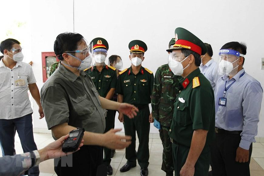 Thủ tướng Phạm Minh Chính thị sát, kiểm tra công tác phòng, chống dịch COVID-19 tại phường Cát Lái, thành phố Thủ Đức. (Ảnh: Thanh Vũ/TTXVN).