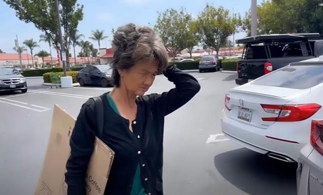 Kim Ngân trên đường phố khi vô tình gặp Kim Tử Long.