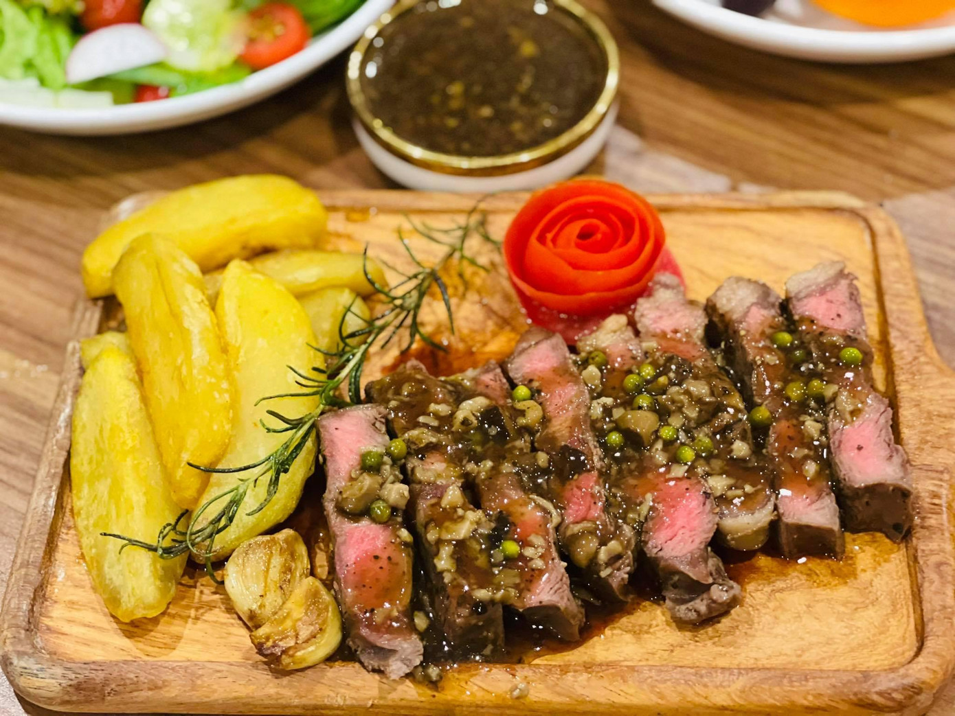 Đam mê nấu nướng, Diệu Ngân chế biến nhiều món ăn trong những ngày giãn cách.