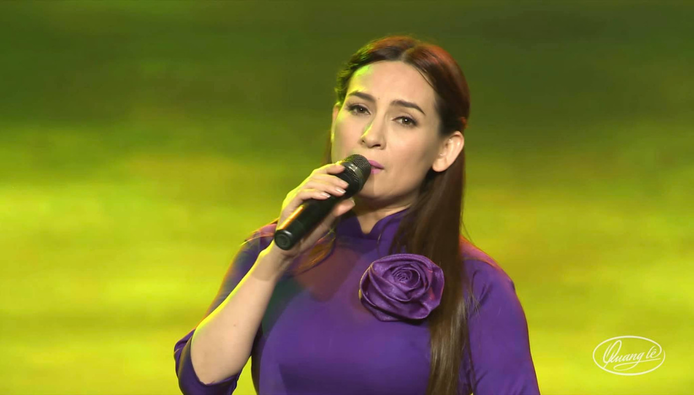 Nhiều đồng nghiệp và người hâm mộ hết sức lo lắng khi tình trạng sức khoẻ của Phi Nhung trở nặng sau thời gian điều trị COVID-19. Nhiều đồng nghiệp và người hâm mộ hết sức lo lắng khi tình trạng sức khoẻ của Phi Nhung trở nặng sau thời gian điều trị COVID-19.