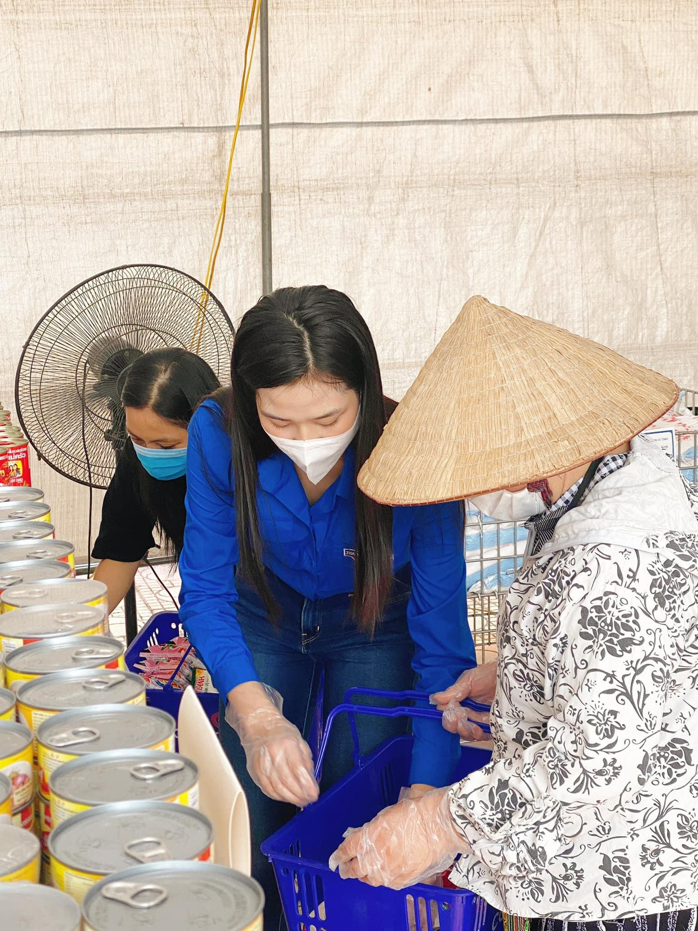 Hình ảnh Hoa hậu Đỗ Thị Hà tham gia các hoạt động thiện nguyện trong mùa dịch tại Hà Nội.