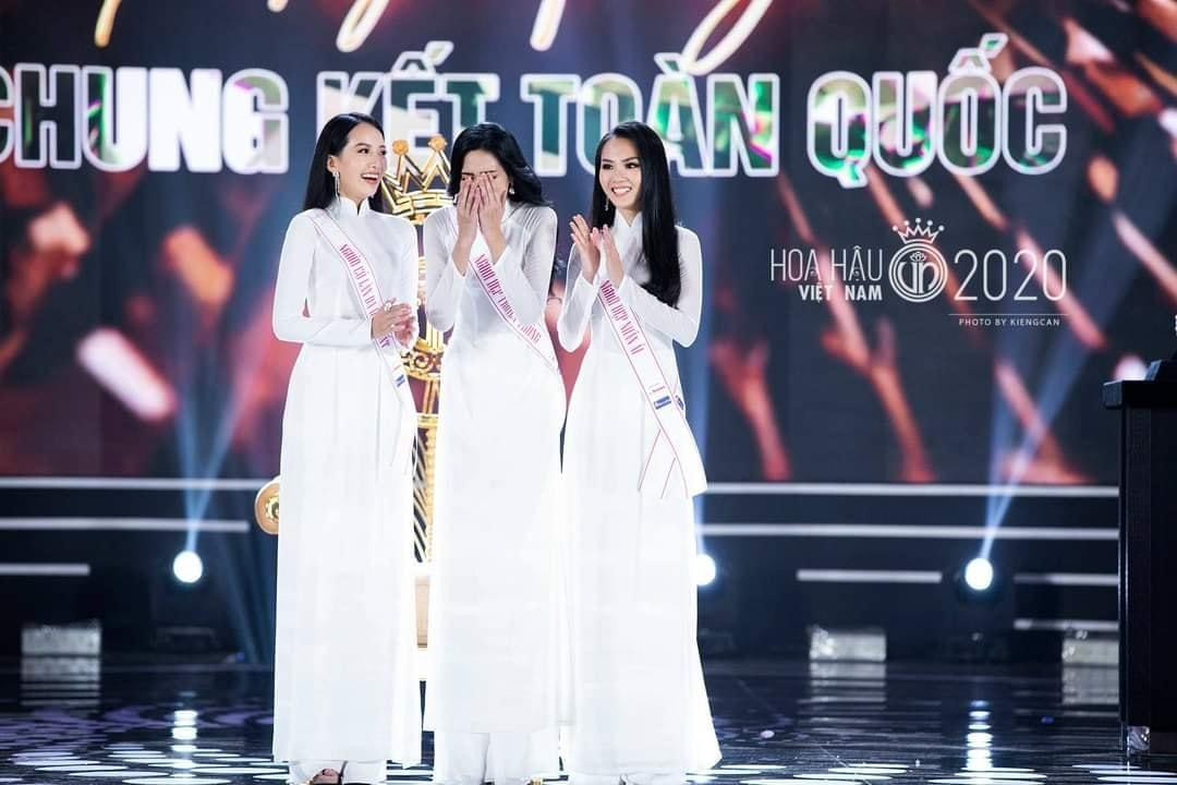 “Hiện tại, Hà có quá nhiều công việc để làm và chuẩn bị cho cuộc thi Miss World sắp tới nhưng trong tình cảmh đất nước đang “nóng” như vậy thì sự giúp đỡ kịp thời sẽ là thiết thực nhất. Chính vì thế, mình đã cố gắng sắp xếp công việc cá nhân, để tham gia một số hoạt động thiện nguyện, trở thành tình nguyện viên để giúp các chương trình được lan toả hơn. Ban ngày mình học và luyện tập, đến chiều tối mình lại đi phát cơm cho những người khó khăn. Có hôm 10h tối Hà mới về nhà nhưng mình vẫn rất vui vì đã làm được điều ý nghĩa cho cộng đồng vào thời điểm này”- Hoa hậu Đỗ Thị Hà chia sẻ.