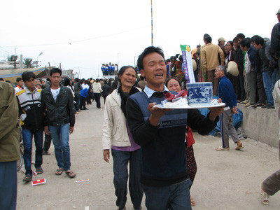 Người thân các nạn nhân đưa bài vị, bát hương về gia đình sau lễ cầu siêu