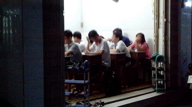 Một buổi học thêm của học sinh THPT tại Q.5, TP.HCM tối 1-11 - Ảnh: NHƯ HÙNG