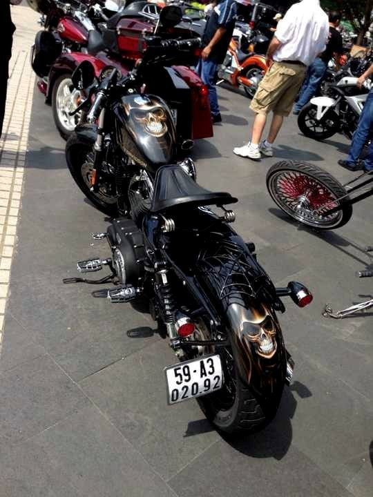 Chiếc Harley-Davidson 48 của một Việt kiều đang sống ở Sài Gòn được trang trí lại với điểm nhấn hình mặt quỷ vẽ 3D 