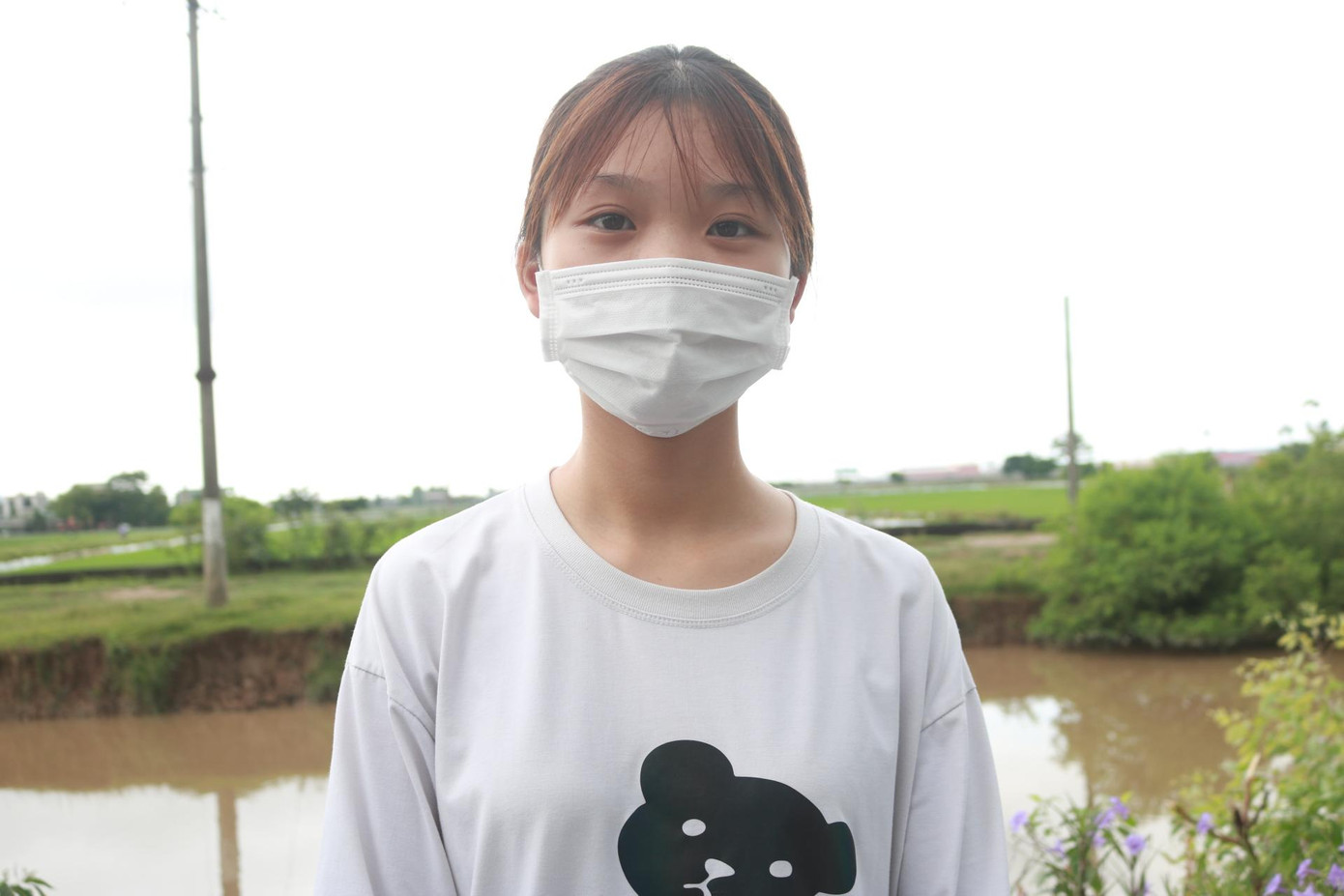 &quot;Mình thấy đề không quá khó, các câu từ 1 đến 25 khá dễ, từ câu 26 trở đi có độ phân hóa dần&quot; - Bạn Lại Thị Kiều Trang (điểm thi THPT A Phủ Lý) chia sẻ.