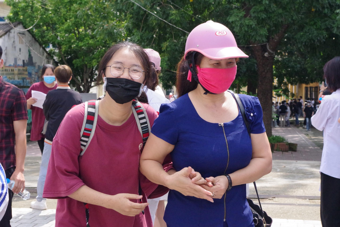 Nhiều thí sinh rời điểm thi với gương mặt rạng rỡ, phụ huynh cũng phấn khởi mừng theo con vì đã hoàn thành 1 phần chặng đường quan trọng. Nhiều thí sinh rời điểm thi với gương mặt rạng rỡ, phụ huynh cũng phấn khởi mừng theo con vì đã hoàn thành 1 phần chặng đường quan trọng.