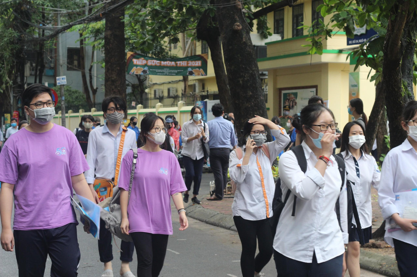 Hình ảnh tại điểm thi trường THPT Phan Huy Chú (Hà Nội) sau khi kết thúc bài thi tổ hợp sáng 8/7.