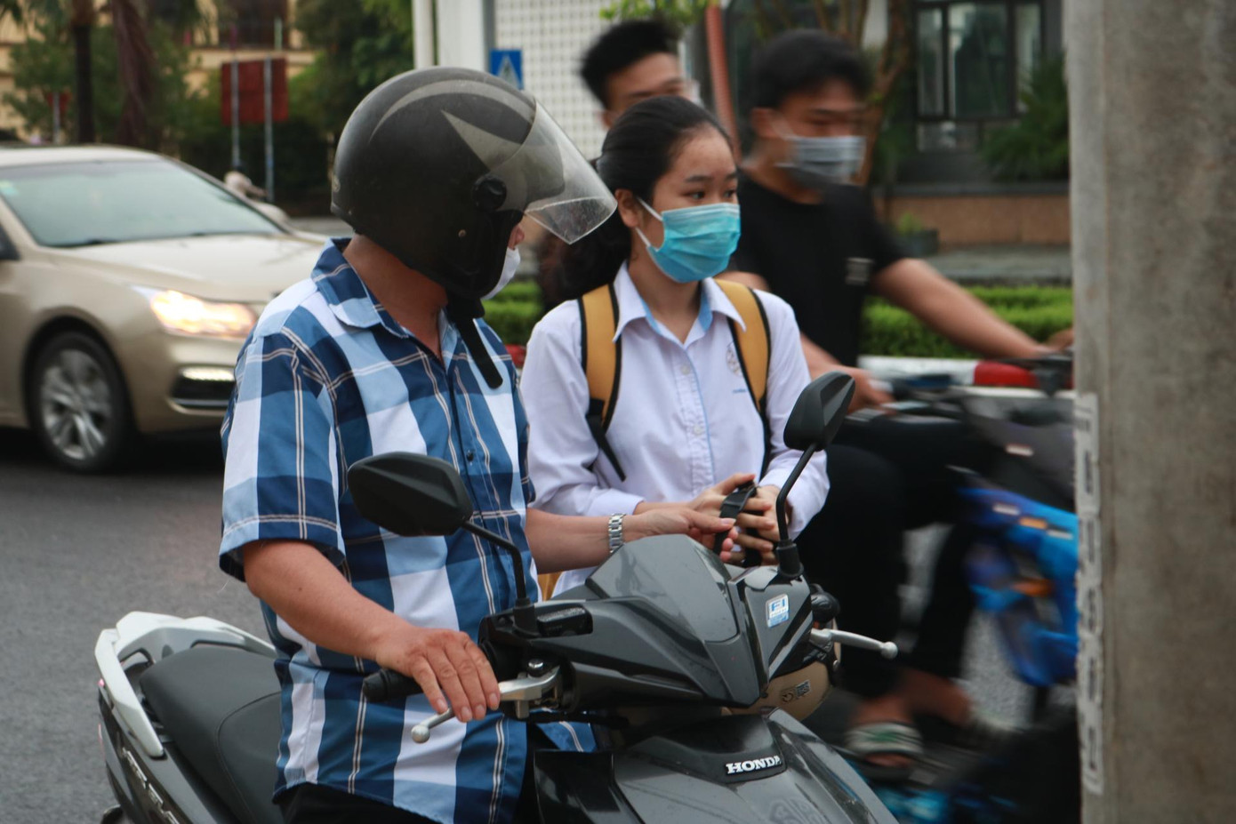 Phụ huynh đưa con tới trường thi, không quên dặn dò, động viên con. Phụ huynh đưa con tới trường thi, không quên dặn dò, động viên con.