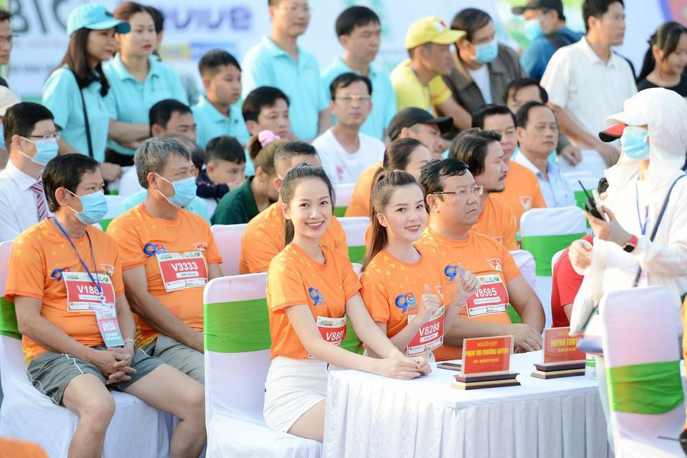 Dàn người đẹp tự tin chinh phục giải chạy với vai trò là những vận động viên không chuyên.