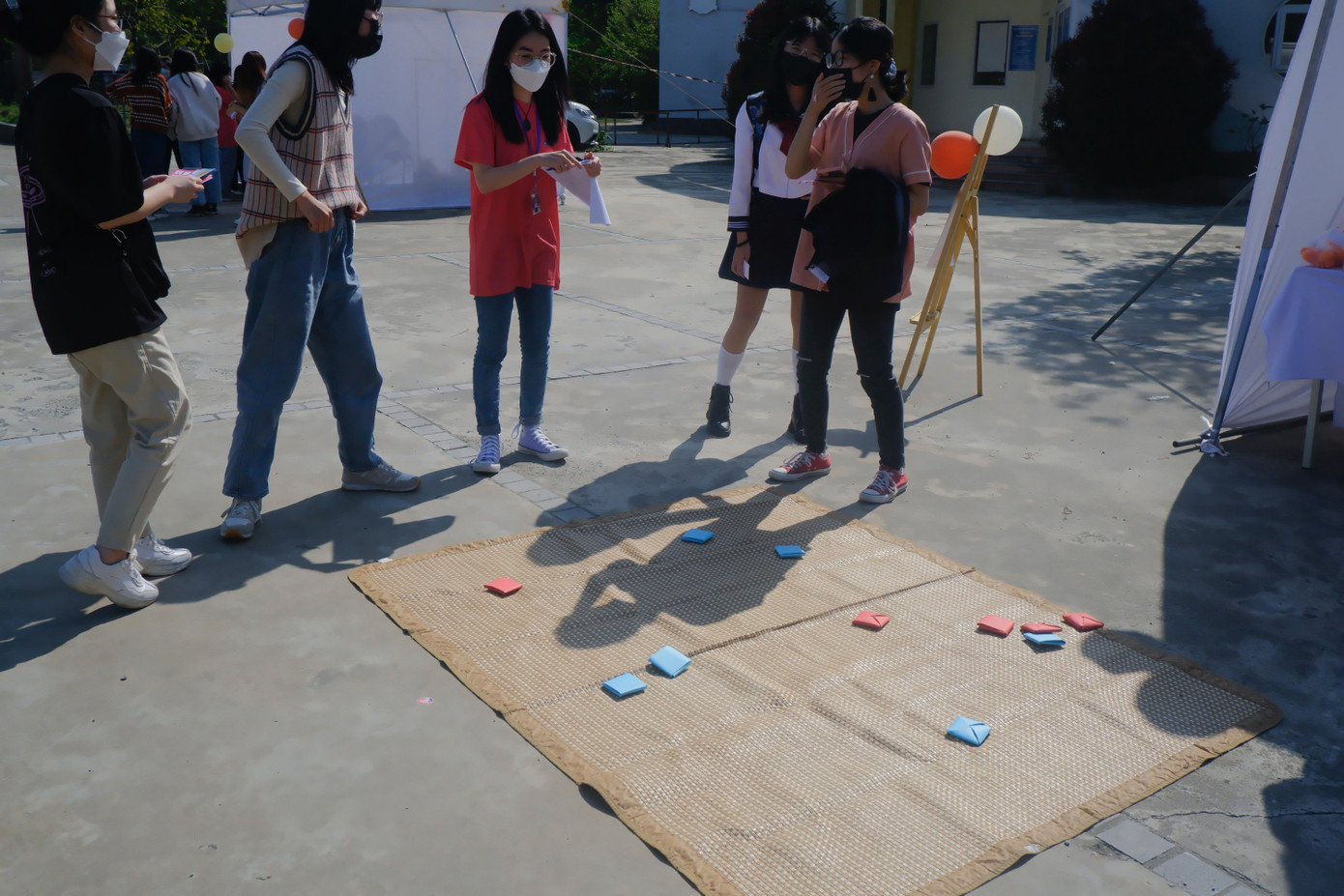 Từ hình thức đến luật chơi đều có vẻ đơn giản, dễ ăn nhưng chơi rồi mới biết cũng "khó nhằn" và căng thẳng, hồi hộp không kém luôn đó!