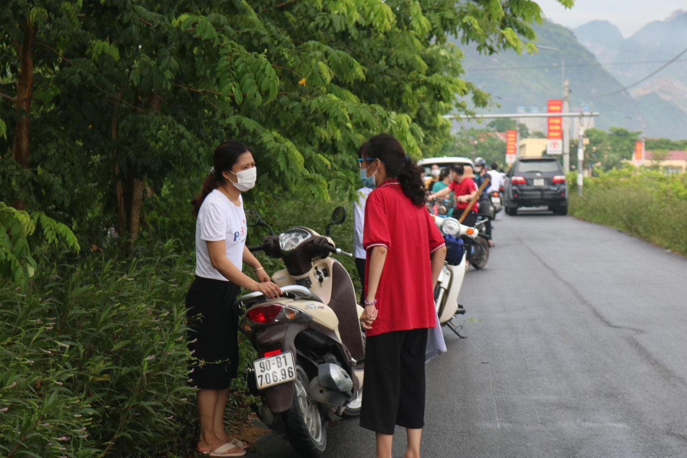 Các phụ huynh đợi sẵn ngoài khu vực thi, đợi con em mình sau ngày thi đầu tiên của kỳ thi Tốt nghiệp THPT. Các phụ huynh đợi sẵn ngoài khu vực thi, đợi con em mình sau ngày thi đầu tiên của kỳ thi Tốt nghiệp THPT.