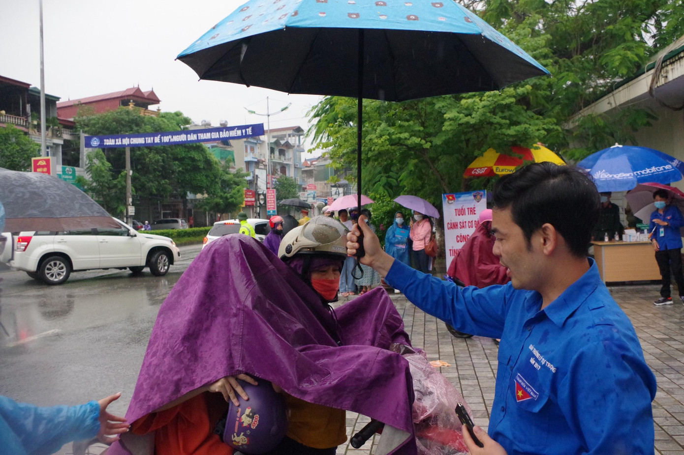 Đội tình nguyện có mặt từ sớm để hỗ trợ thí sinh. Đội tình nguyện có mặt từ sớm để hỗ trợ thí sinh.