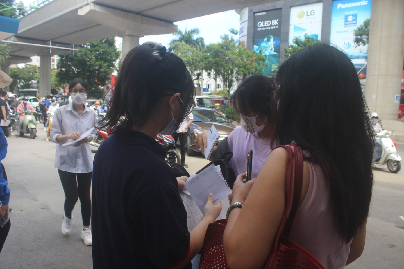 Thí sinh dự thi thực hiện nghiêm thông điệp “5K” của Bộ Y tế, đeo khẩu trang khi đến điểm thi.