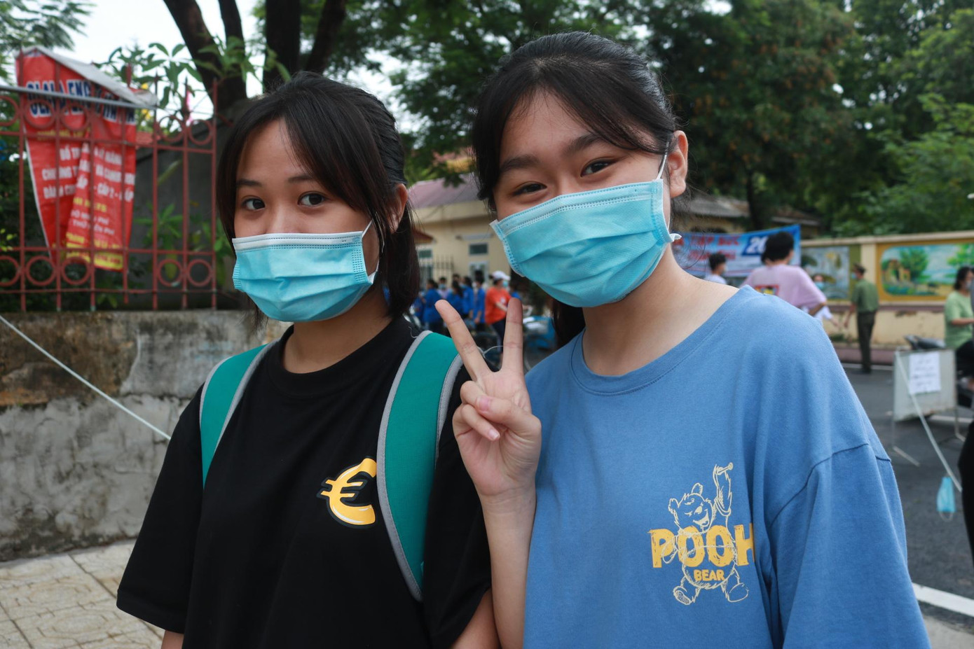 Bạn Phan Hiền (bên phải) thi tổ hợp KHXH: "Mình thấy đề thi tổng quan không khó. Cả 3 môn tổ hợp đều vừa sức". Bạn Thanh Bình (trái) cho biết: "Tổ hợp môn xã hội trừ Lịch sử ra thì mình thấy Địa và GDCD đề cân bằng và khá dễ ăn điểm".