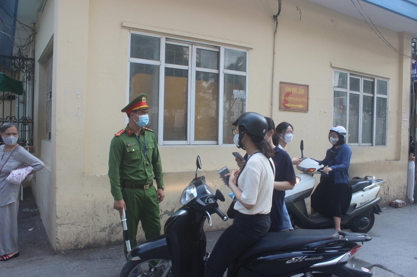 Ở điểm thi THCS THPT Nguyễn Tất Thành, công tác phòng dịch được thực hiện rất nghiêm túc.