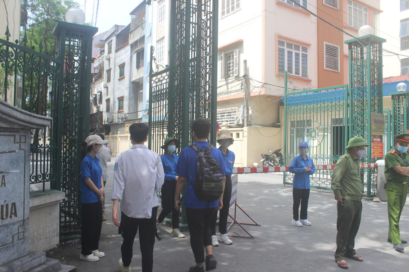 Ghi nhận của Hoa Học Trò Online tại điểm thi trường THCS & THPT Nguyễn Tất Thành, nhiều sĩ tử đã có mặt từ sớm để vào phòng thi làm thủ tục và nghe phổ biến quy chế thi.