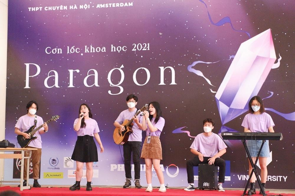 Sân khấu văn nghệ đặc sắc bên cạnh những trải nghiệm khoa học thú vị. Sân khấu văn nghệ đặc sắc bên cạnh những trải nghiệm khoa học thú vị.