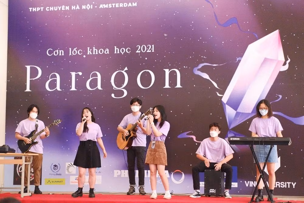 Sân khấu văn nghệ đặc sắc bên cạnh những trải nghiệm khoa học thú vị. Sân khấu văn nghệ đặc sắc bên cạnh những trải nghiệm khoa học thú vị.