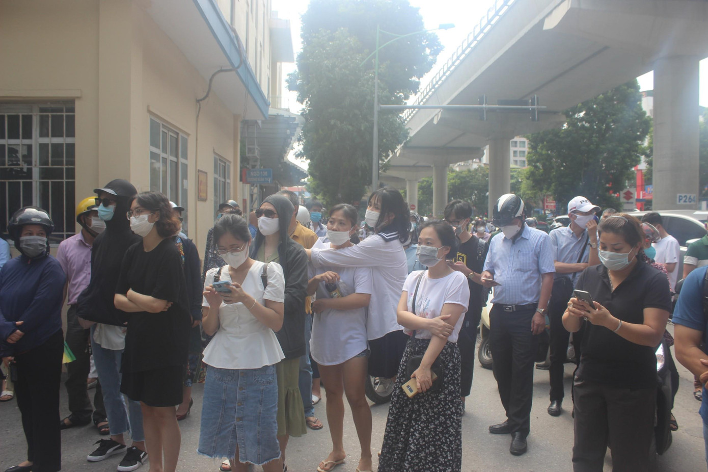 Ở bên ngoài khu vực trường thi THPT Nguyễn Tất Thành (Hà Nội), đông đảo phụ huynh học sinh đã đợi sẵn từ sớm, hồi hộp, lo lắng không kém gì các nhân vật chính. Ở bên ngoài khu vực trường thi THPT Nguyễn Tất Thành (Hà Nội), đông đảo phụ huynh học sinh đã đợi sẵn từ sớm, hồi hộp, lo lắng không kém gì các nhân vật chính.