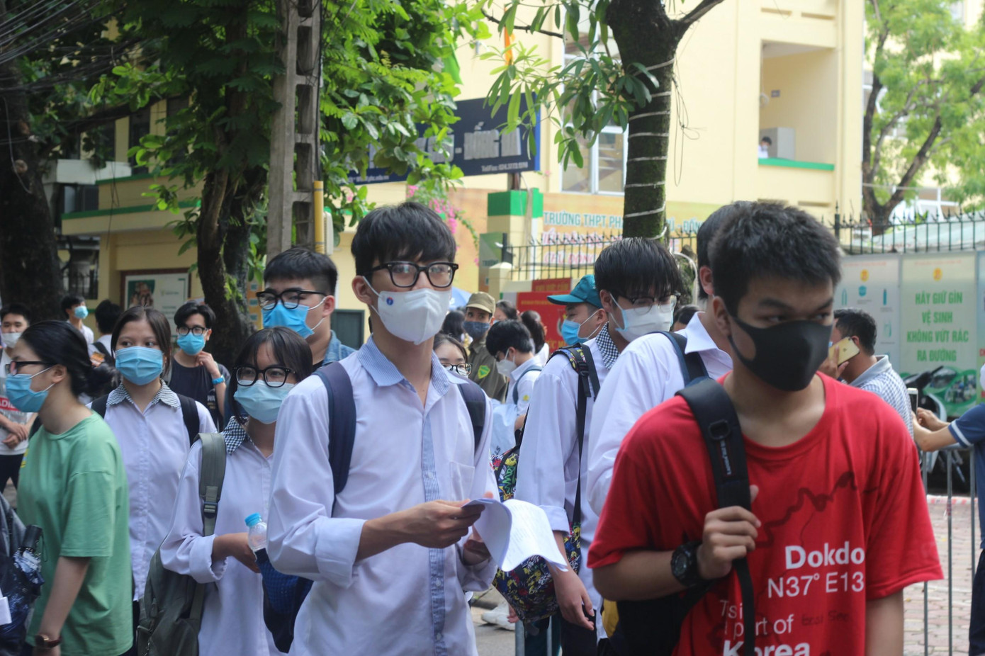 Thí sinh rời khỏi điểm thi sau khi hoàn thành bài thi Ngoại ngữ.