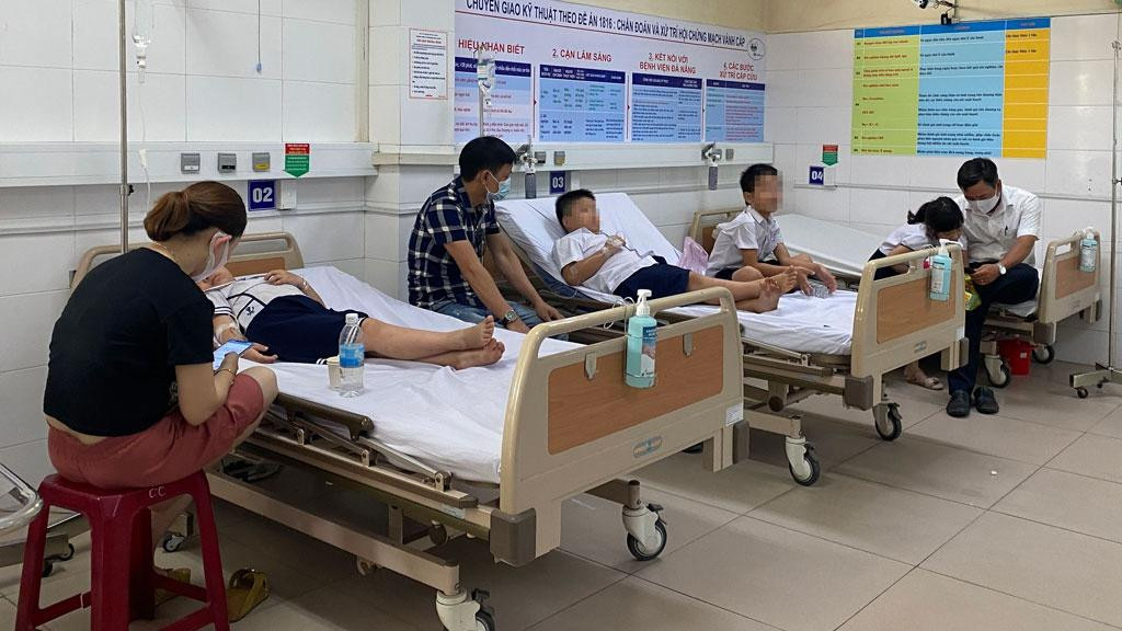 Quà vặt trước cổng trường: Mối nguy khôn lường đe dọa sức khỏe các em học sinh ảnh 2