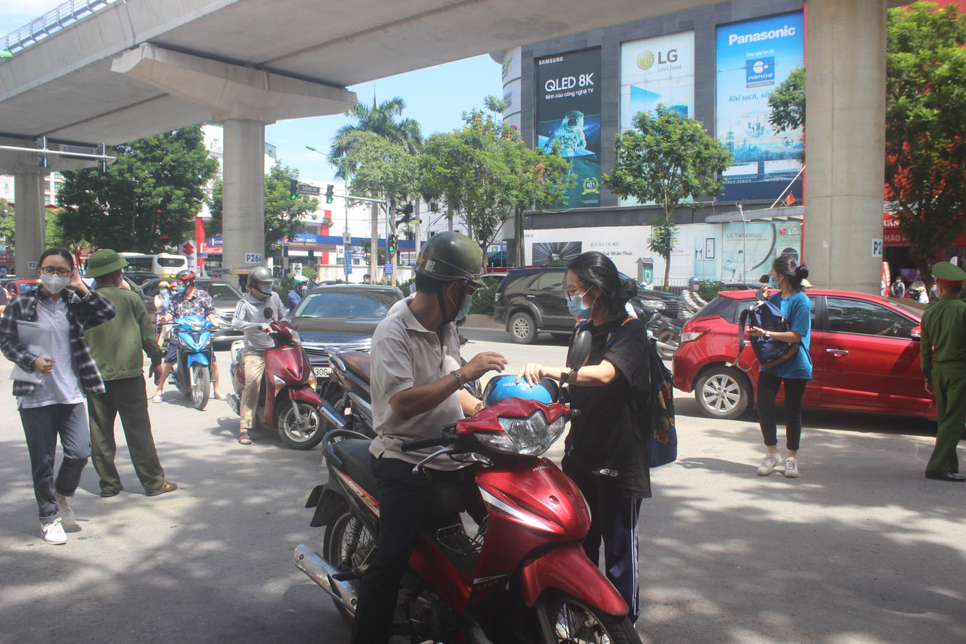 Theo lịch thi tốt nghiệp THPT 2021: Sáng 7/7, thí sinh sẽ bước vào môn thi đầu tiên là môn Ngữ Văn, thời gian làm bài 120 phút; chiều 7/7, các thí sinh làm bài thi môn Toán trong 90 phút.