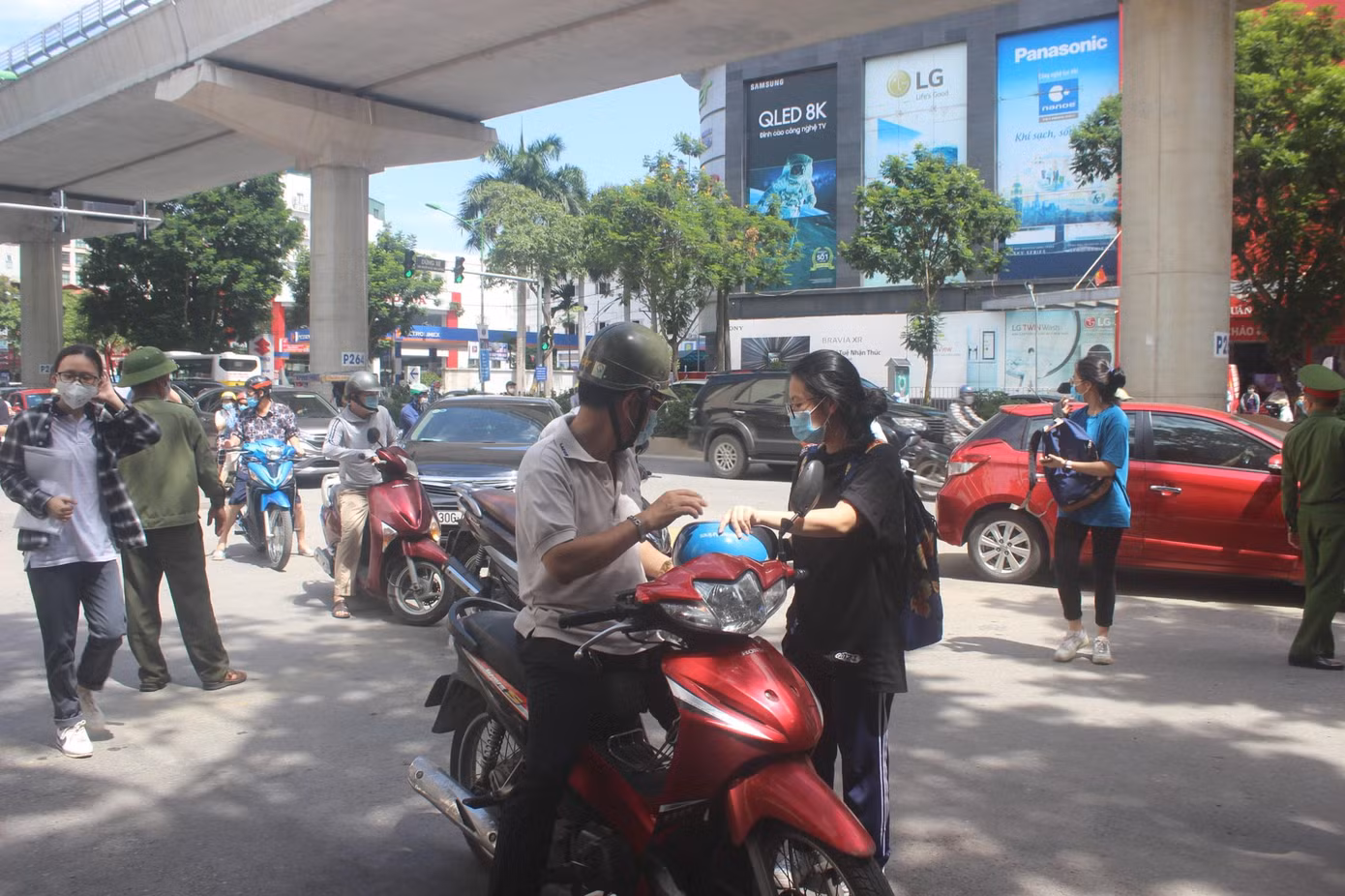Theo lịch thi tốt nghiệp THPT 2021: Sáng 7/7, thí sinh sẽ bước vào môn thi đầu tiên là môn Ngữ Văn, thời gian làm bài 120 phút; chiều 7/7, các thí sinh làm bài thi môn Toán trong 90 phút.