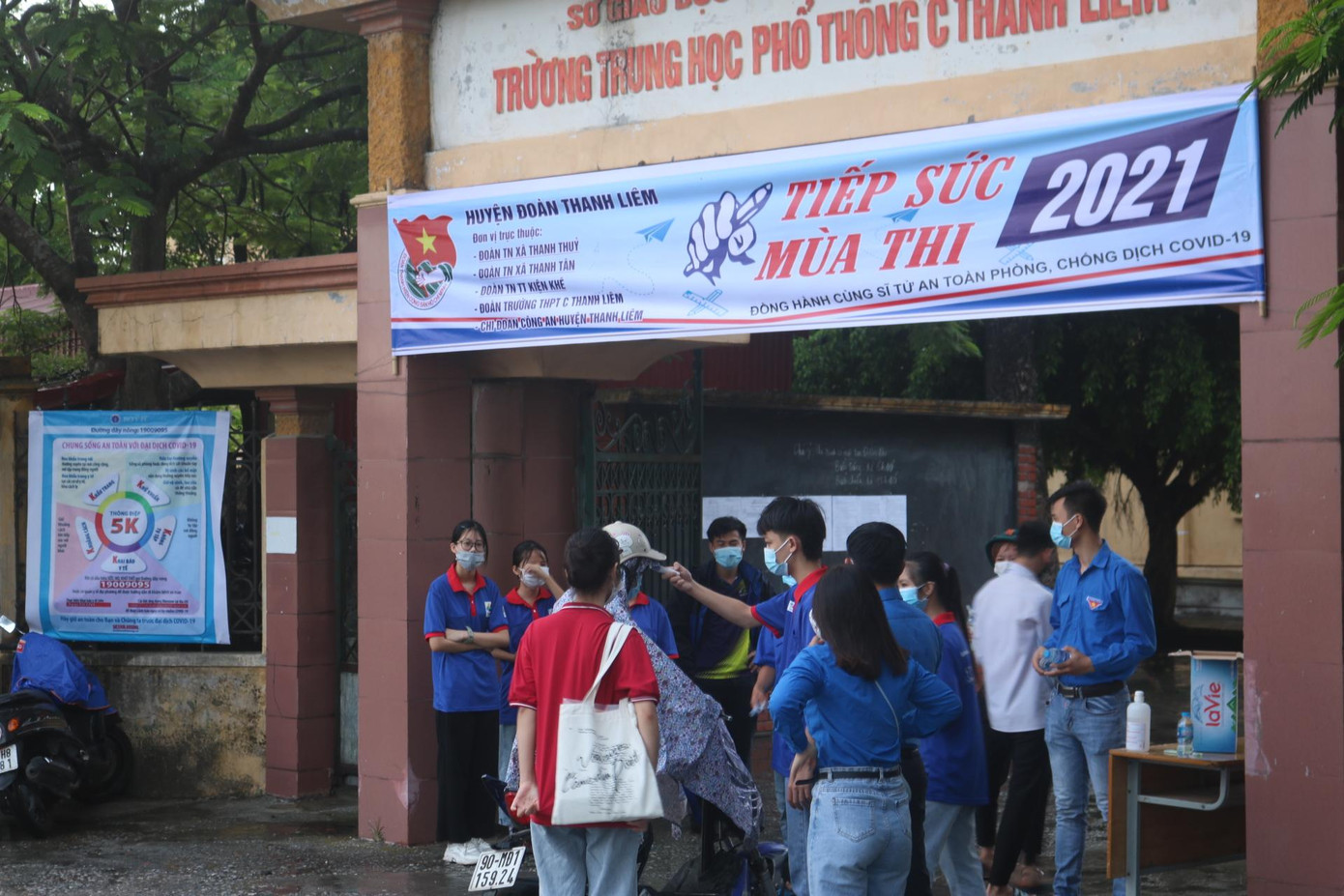 Thời tiết không mấy thuận lợi nhưng sĩ tử vẫn có mặt tại các điểm thi từ rất sớm.