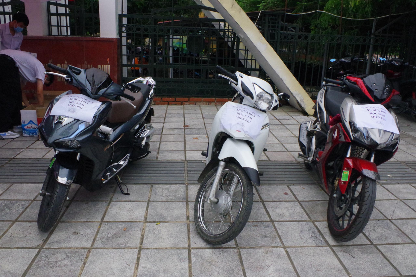 Xe đưa đón miễn phí cũng được bố trí sẵn để hỗ trợ việc di chuyển cho các sĩ tử.