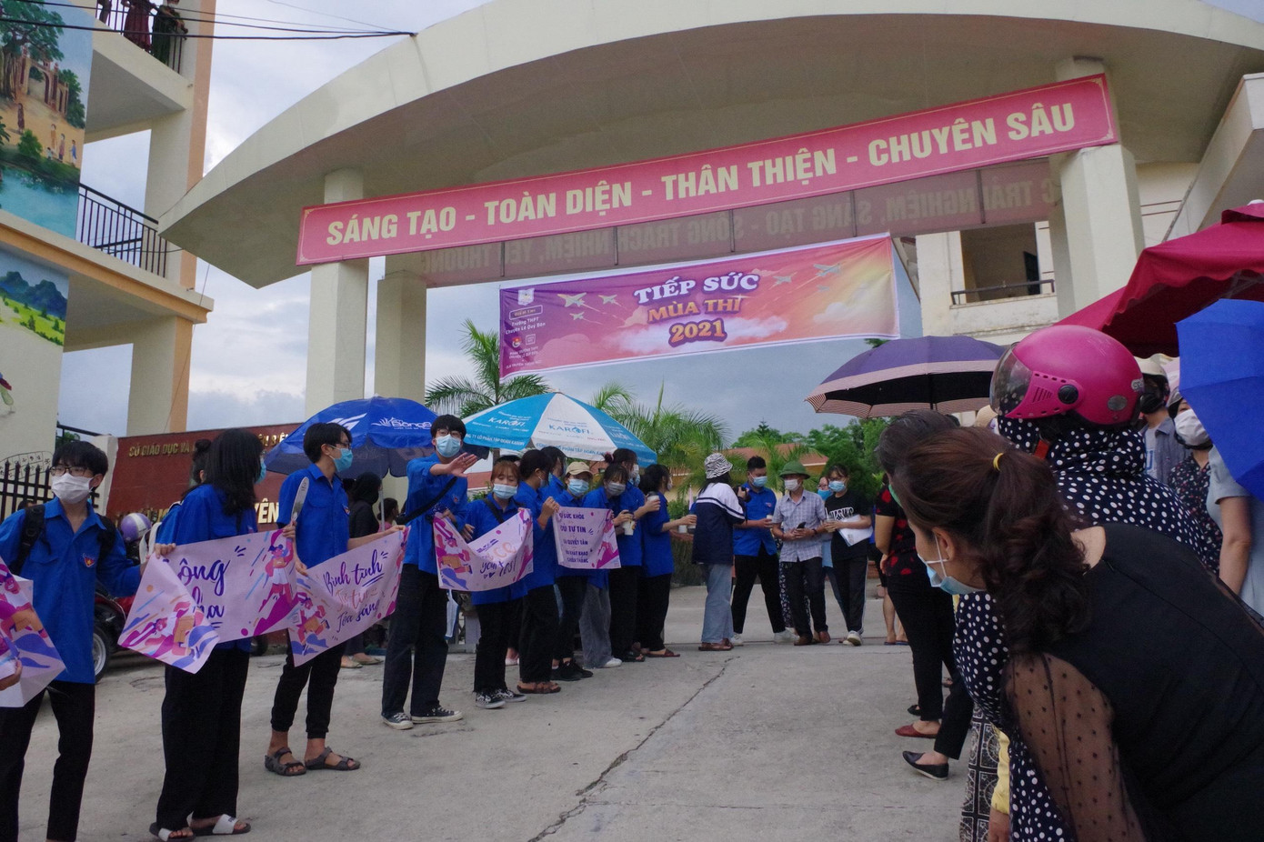Đội "hậu phương" luôn túc trực sẵn ngoài cổng trường thi để cổ vũ và chúc mừng các sĩ tử sau khi hoàn thành những bài thi căng thẳng. Đội "hậu phương" luôn túc trực sẵn ngoài cổng trường thi để cổ vũ và chúc mừng các sĩ tử sau khi hoàn thành những bài thi căng thẳng.