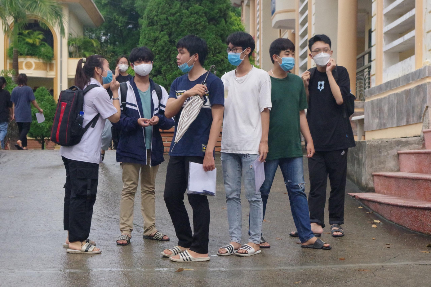 Các sĩ tử nán lại điểm thi để trao đổi về đề tiếng Anh.