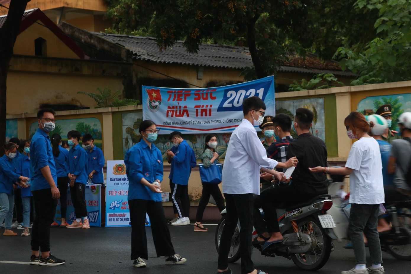 Đội tình nguyện có mặt từ sớm để hỗ trợ thí sinh. Đội tình nguyện có mặt từ sớm để hỗ trợ thí sinh.