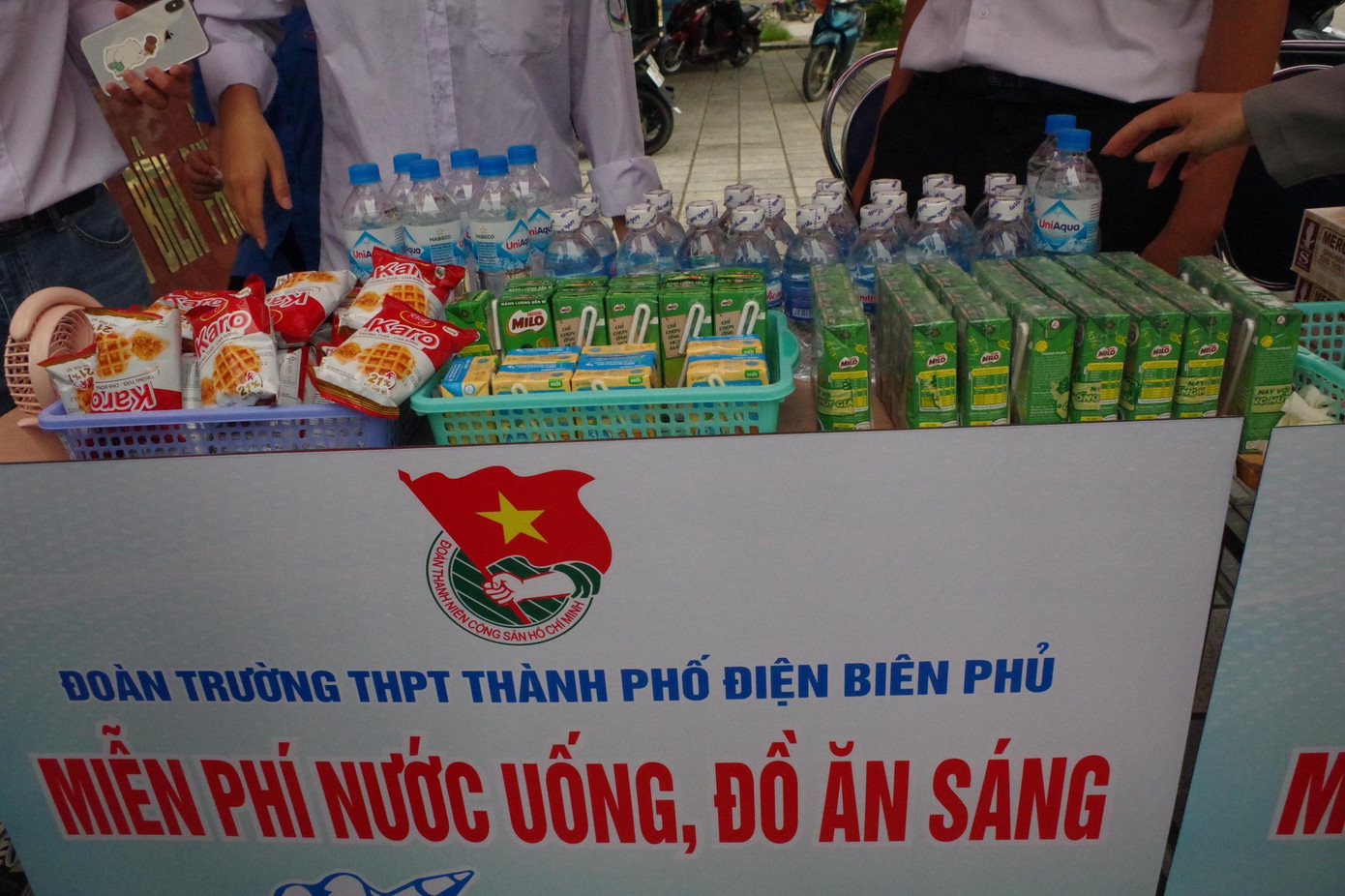 Gian hàng đồ ăn, dụng cụ học tập miễn phí cho các thí sinh dự thi Tốt nghiệp THPT 2021.