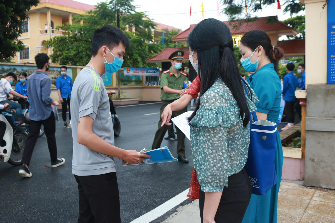 Sĩ tử kiểm tra lại giấy tờ, đồ dùng cần thiết trước khi bước vào trường thi. Sĩ tử kiểm tra lại giấy tờ, đồ dùng cần thiết trước khi bước vào trường thi.