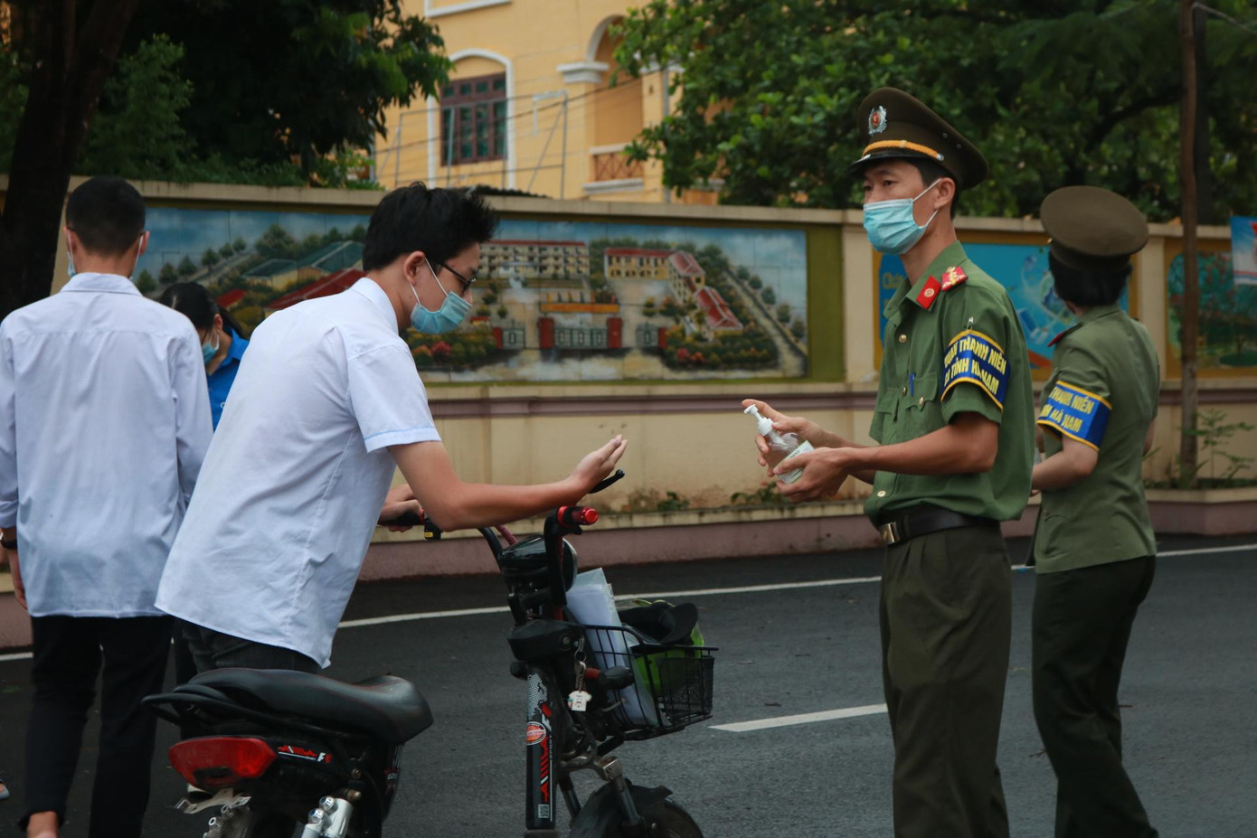 Một số thí sinh tự tới điểm thi bằng phương tiện cá nhân thay vì phụ huynh đưa đón. Một số thí sinh tự tới điểm thi bằng phương tiện cá nhân thay vì phụ huynh đưa đón.