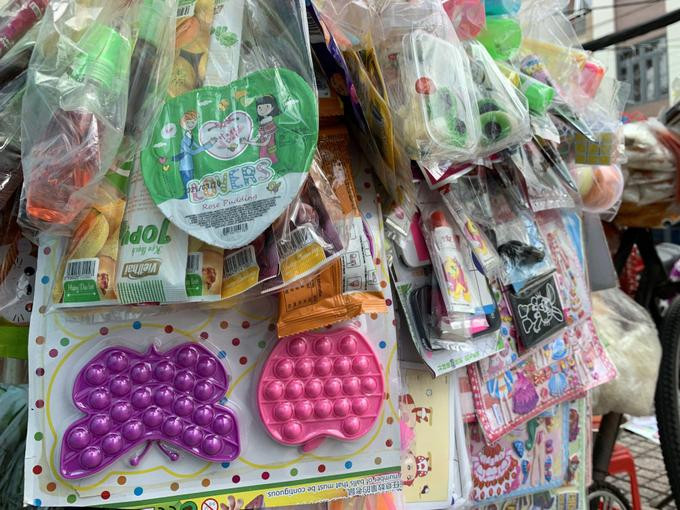 Quà vặt trước cổng trường: Mối nguy khôn lường đe dọa sức khỏe các em học sinh ảnh 1