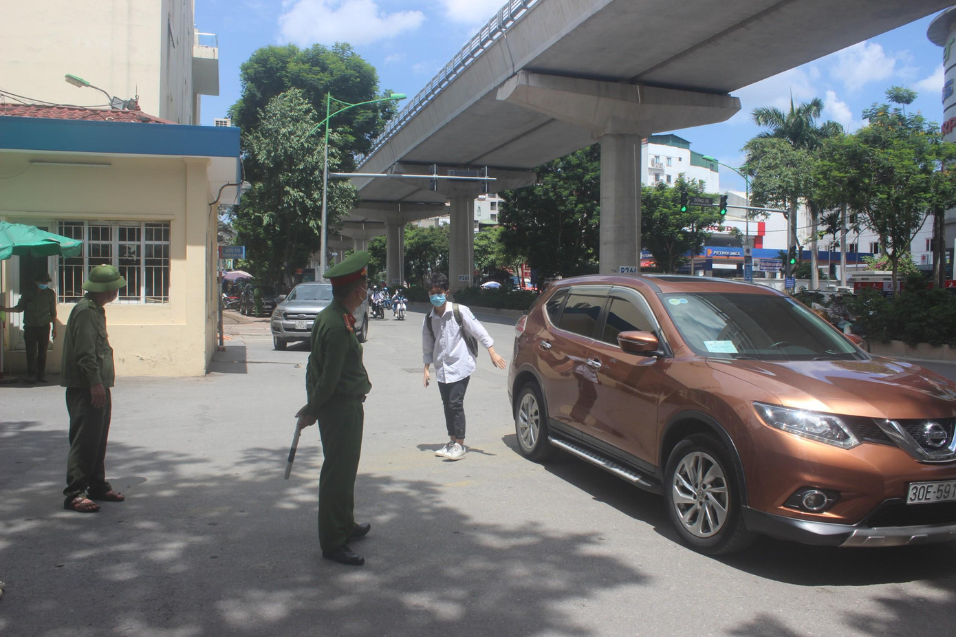 Sáng 8/7, thi sinh thi làm các bài thi Khoa học Tự nhiên hoặc Khoa học Xã hội. Thời gian làm mỗi môn thi thành phần trong bài thi tổ hợp là 50 phút.