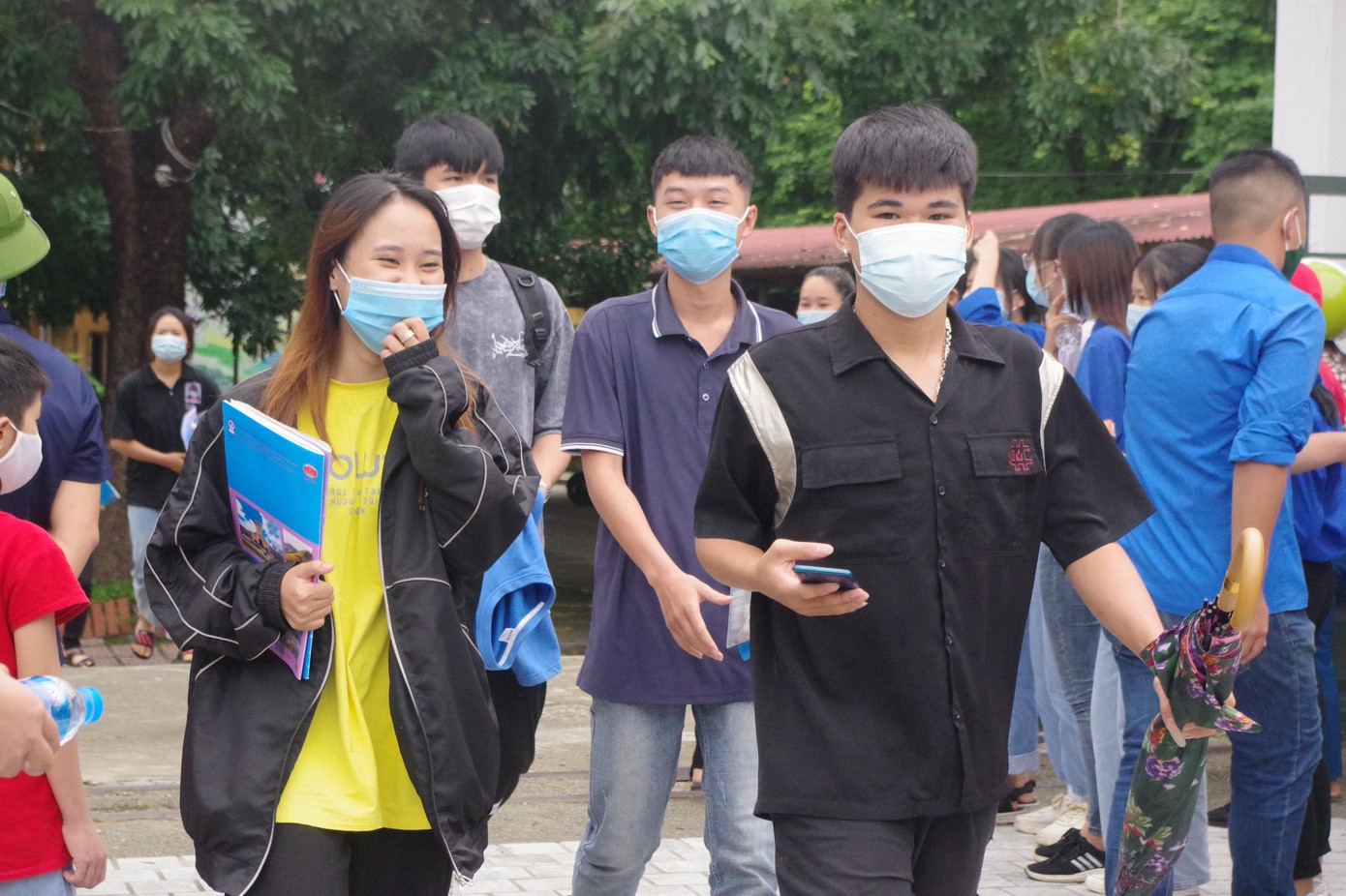 Những gương mặt rạng rỡ của thí sinh sau khi hoàn thành 3/4 chặng đường của kỳ thi Tốt nghiệp THPT 2021.