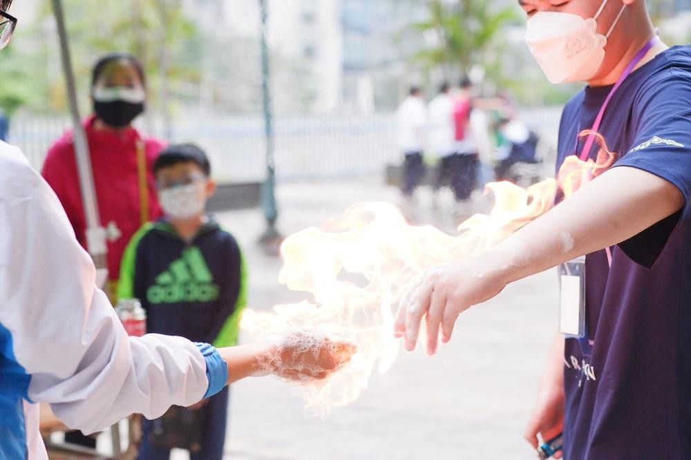 Những thí nghiệm thú vị khiến người xem không thể rời mắt. Những thí nghiệm thú vị khiến người xem không thể rời mắt.