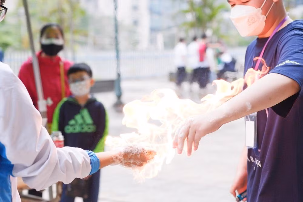 Những thí nghiệm thú vị khiến người xem không thể rời mắt. Những thí nghiệm thú vị khiến người xem không thể rời mắt.
