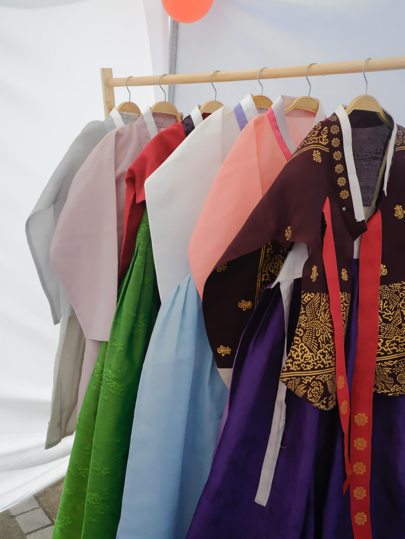 Trang phục truyền thống Hàn Quốc được chuẩn bị sẵn sàng để các bạn trẻ trải nghiệm &quot;biến hình&quot; và check-in cực &quot;chất&quot; tại gian hàng Hanbok.