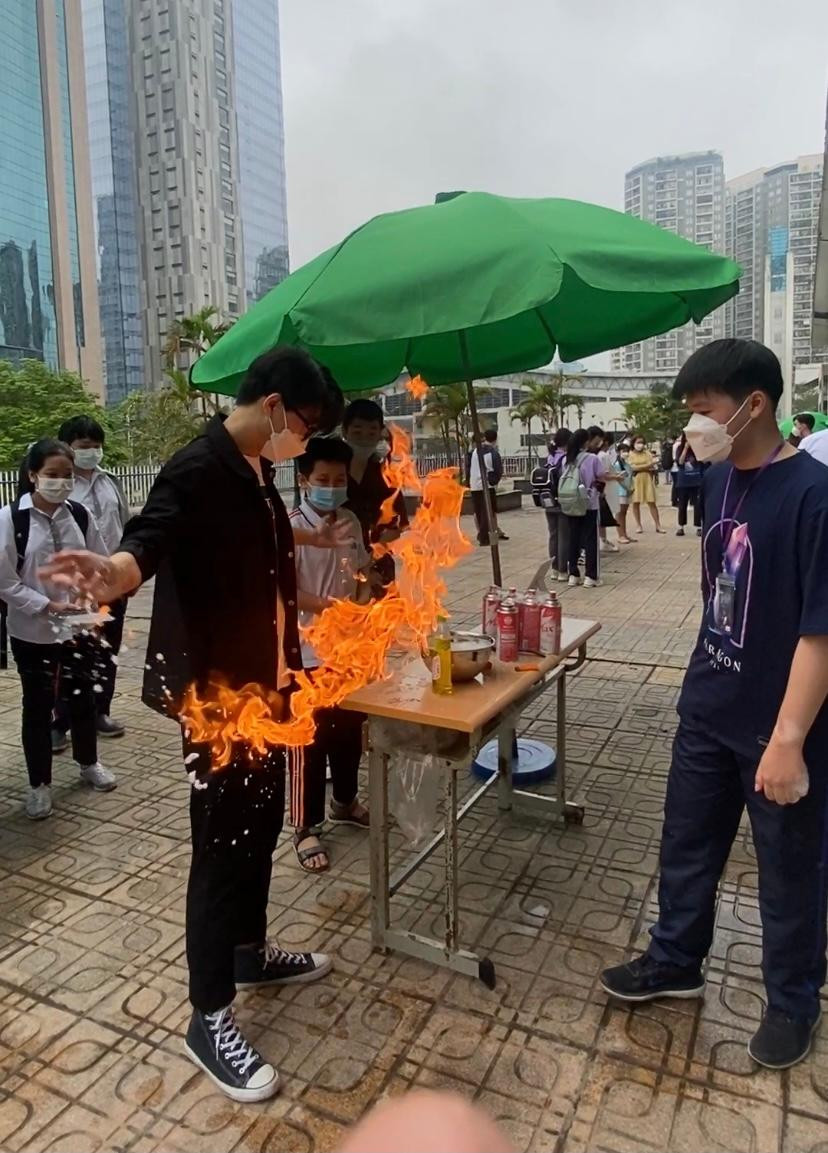 Muốn "chơi đùa" với lửa một cách an toàn và khoa học thì đòi hỏi chúng mình phải nắm chắc không ít kiến thức đâu đấy nhé! Muốn "chơi đùa" với lửa một cách an toàn và khoa học thì đòi hỏi chúng mình phải nắm chắc không ít kiến thức đâu đấy nhé!