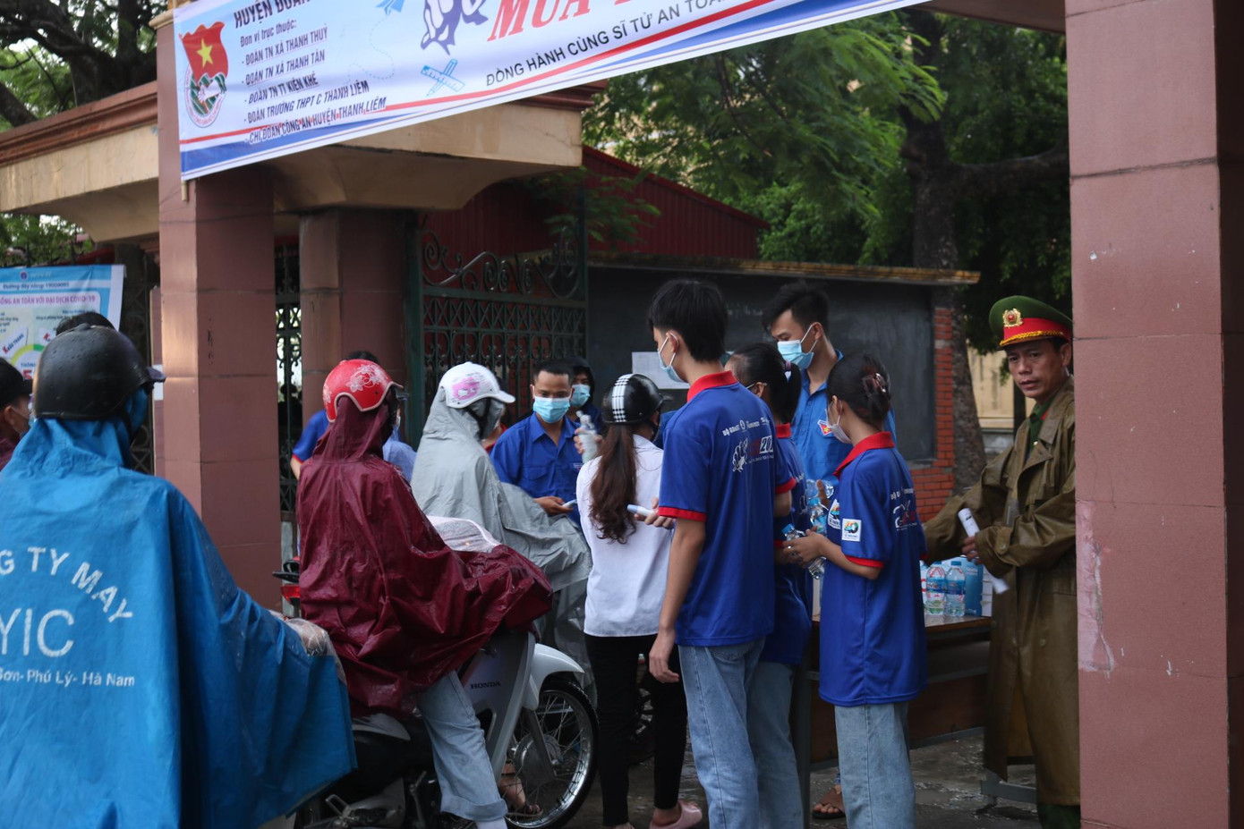 Các đội tình nguyện luôn túc trực, sẵn sàng hỗ trợ thí sinh trong công tác chuẩn bị trước khi bước vào môn thi đầu tiên.