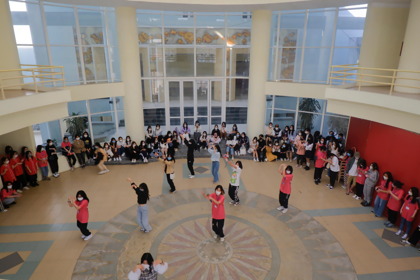 Random play dance K-Pop là sân chơi thể hiện tài năng và sự hiểu biết của các bạn trẻ về âm nhạc Hàn Quốc.