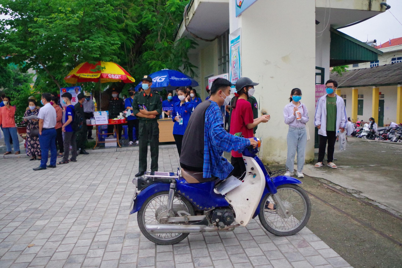 Các sĩ tử được bố mẹ đưa đón hoặc tự mình đi đến điểm thi.